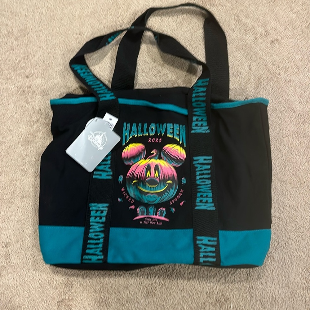 BNWT DISNEY HALLOWEEN TOTE 2023 Glows in the dark!